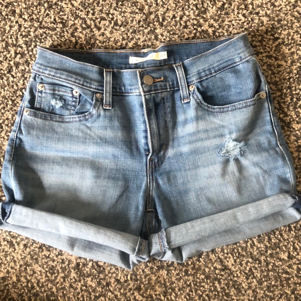 Levi’s mid rise shorts